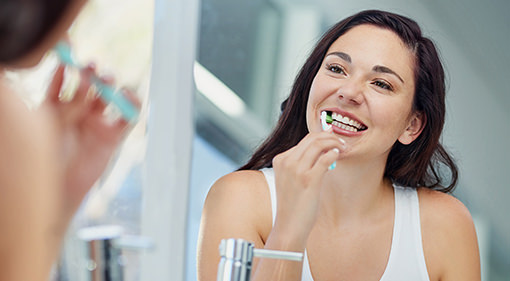 Mujer cepillarse los dientes