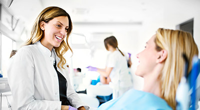 Mujer, en, silla dental, hablar, con, ella, dentista