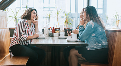 Amigas hablando en un restaurante