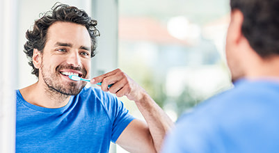 Hombre sonriente cepillarse los dientes