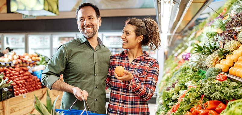 Hombre y mujer, en, tiendade comestibles