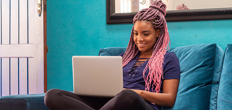 Mujer que trabaja en la computadora portátil