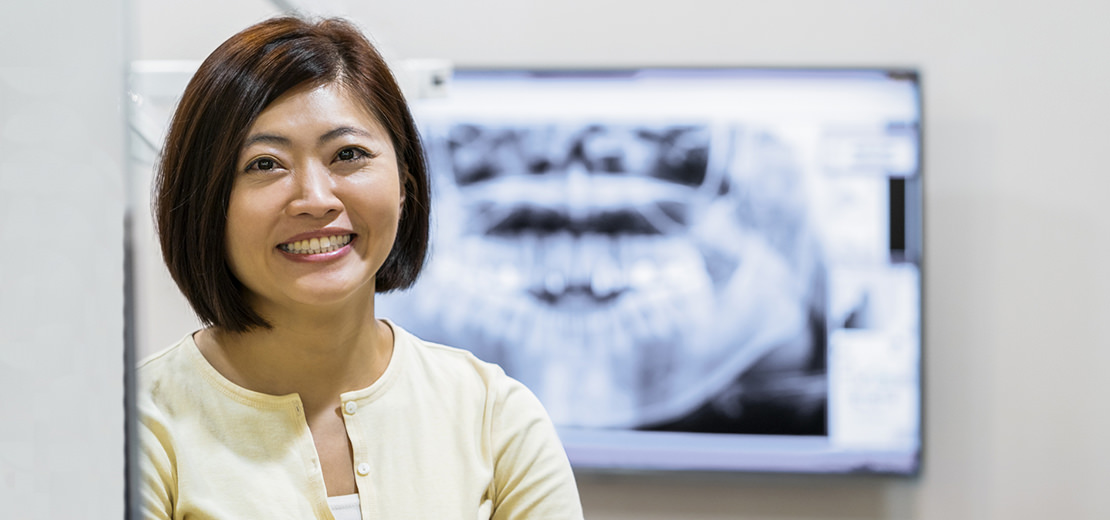 Dentista sonriente en consultorio dental