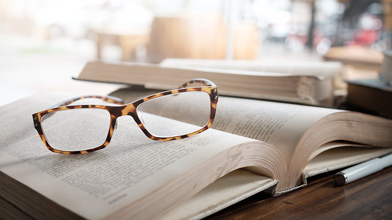 Un par de gafas descansando sobre un libro abierto